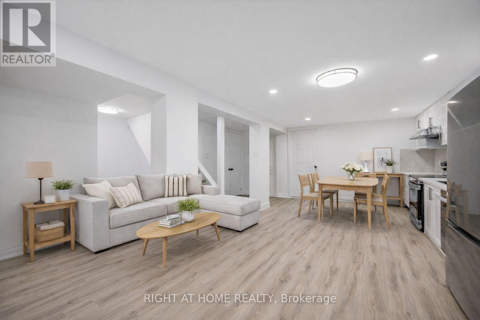 225 Essex Avenue, Richmond Hill, Ontario  L4C 2C1 - Photo 4 - N12746908