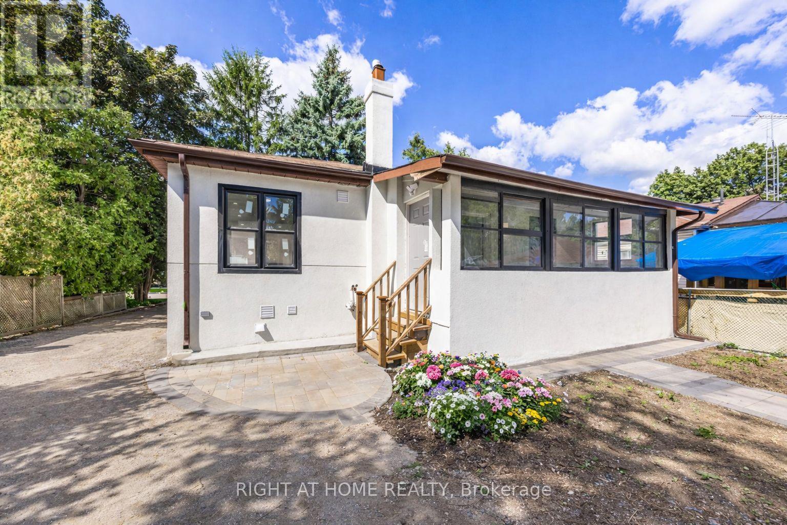 225 Essex Avenue, Richmond Hill, Ontario  L4C 2C1 - Photo 9 - N12746908