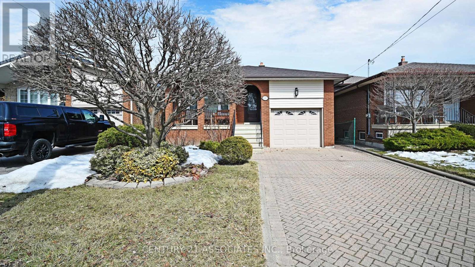 1217 Alexandra Avenue, Mississauga, Ontario  L5E 2A4 - Photo 4 - W12475265