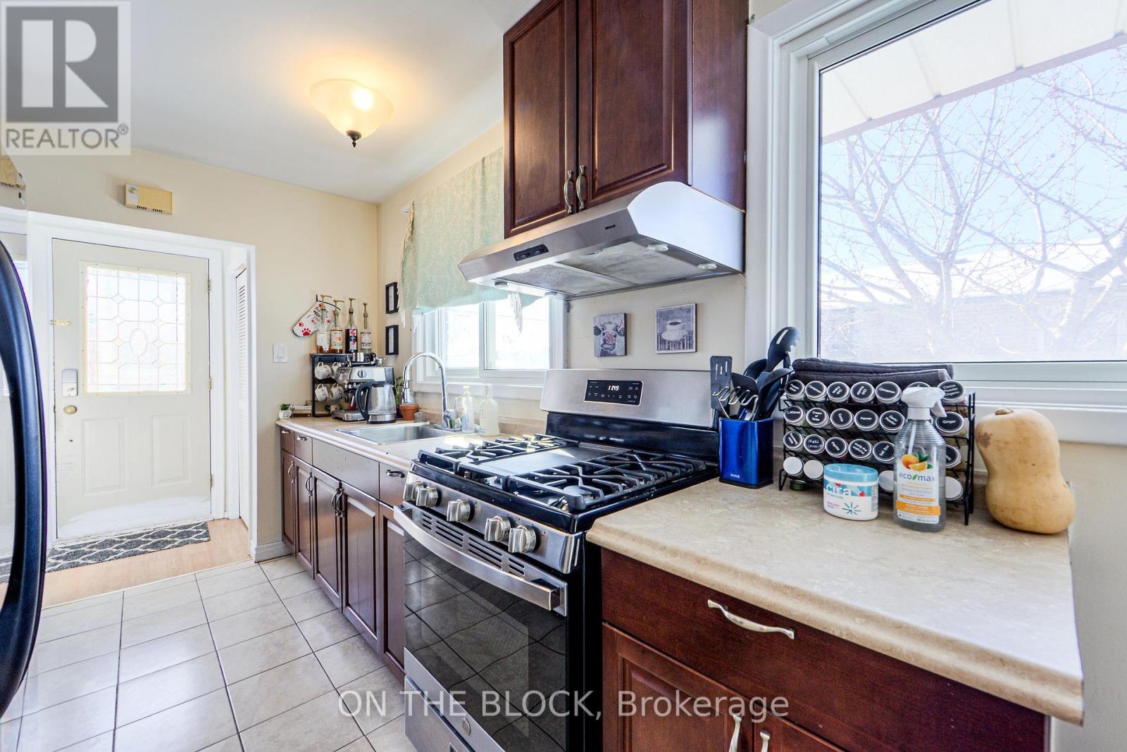 Upper - 151 Nugent Drive, Hamilton, Ontario  L8H 2N3 - Photo 9 - X12746942