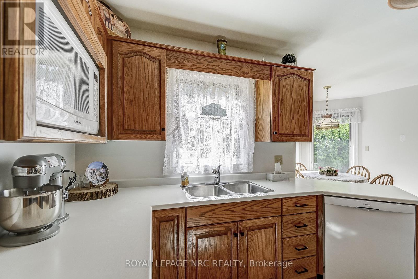 8 Hearth Court, Niagara-On-The-Lake, Ontario  L0S 1J0 - Photo 12 - X12746972