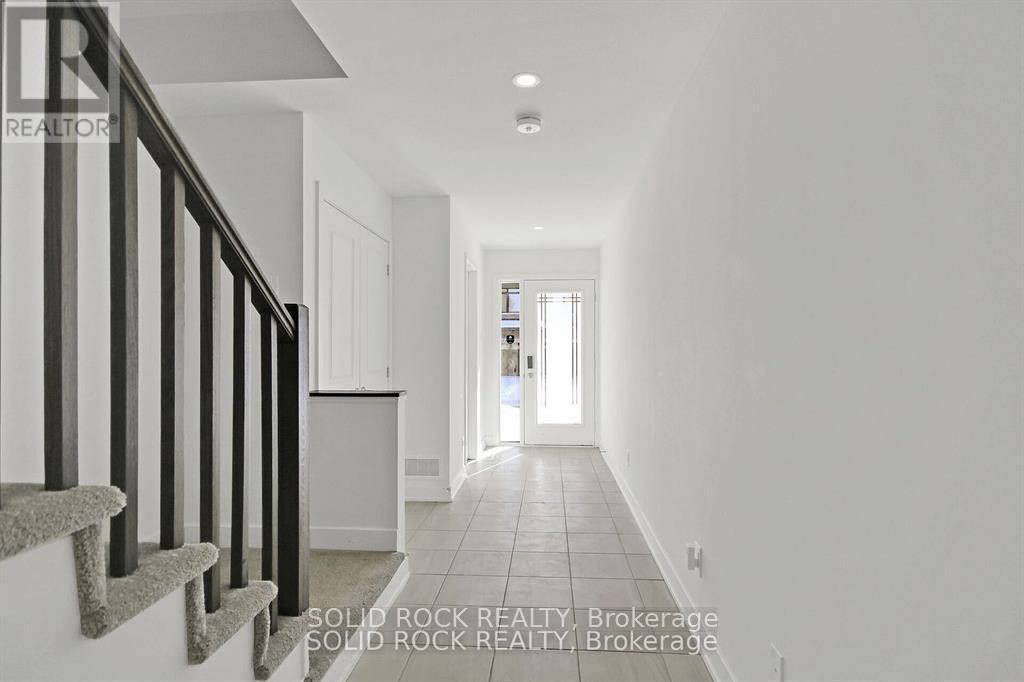 574 Tahoe Heights, Ottawa, Ontario  K1T 0X5 - Photo 3 - X12746978