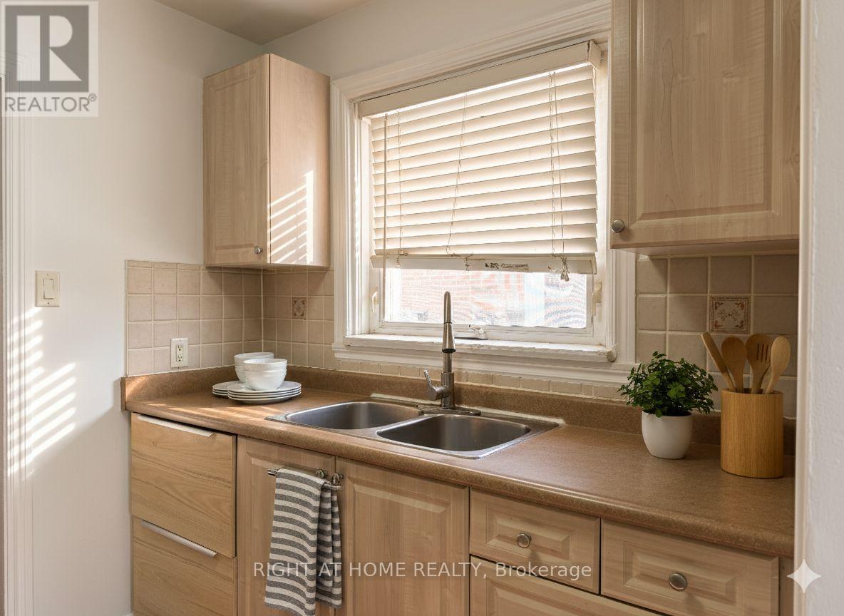 128 Townhouse Crescent, Brampton, Ontario  L6W 3C5 - Photo 8 - W12731566