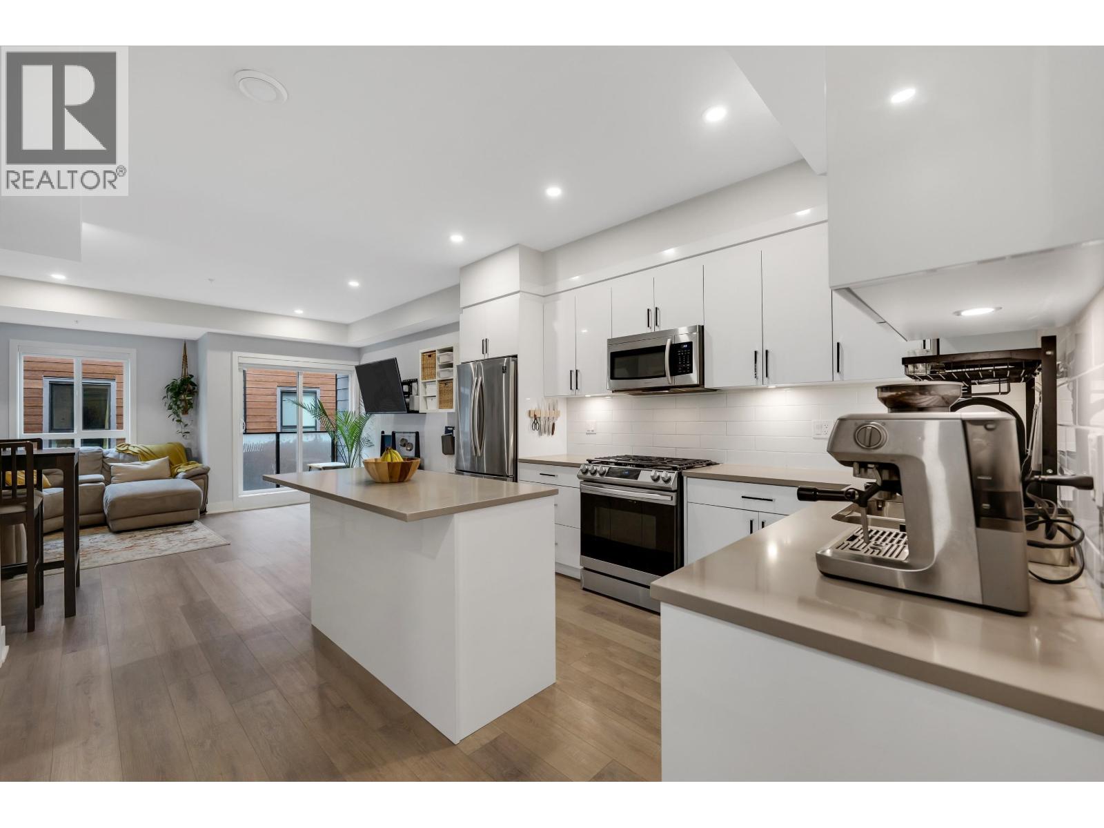 202 37842 Third Avenue, Squamish, British Columbia  V8B 1B0 - Photo 1 - R3085183