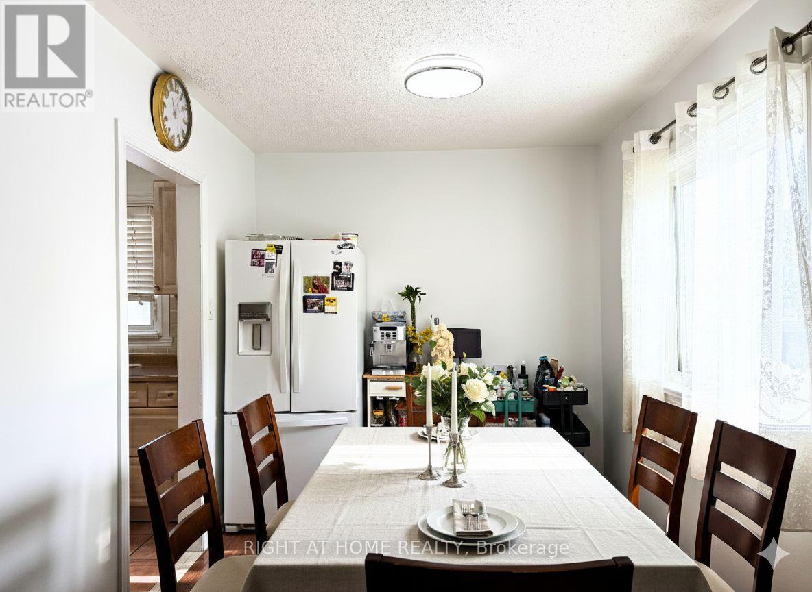 128 Townhouse Crescent, Brampton, Ontario  L6W 3C5 - Photo 5 - W12731566