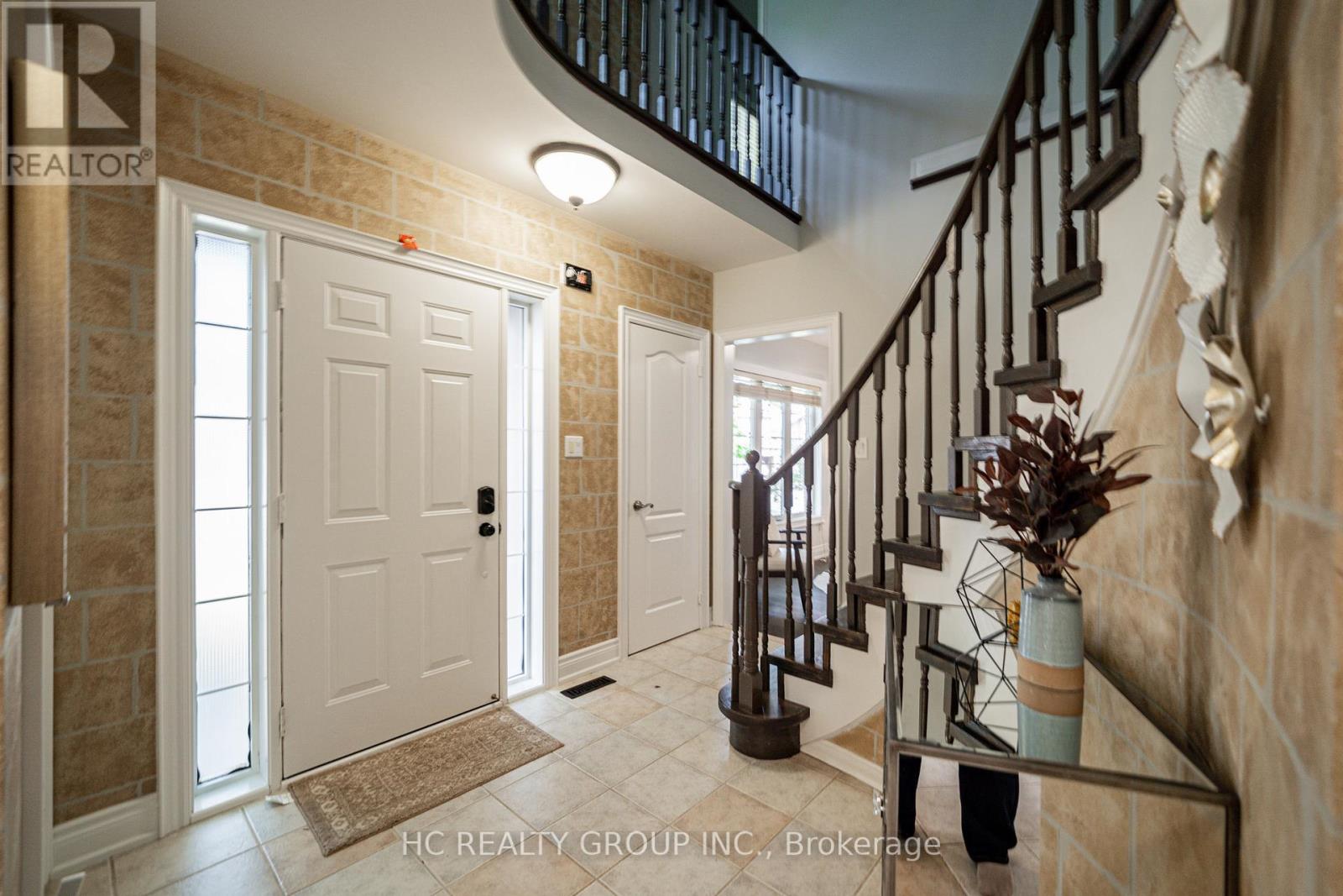 483 Menczel Crescent, Newmarket, Ontario  L3X 2P6 - Photo 4 - N12747014