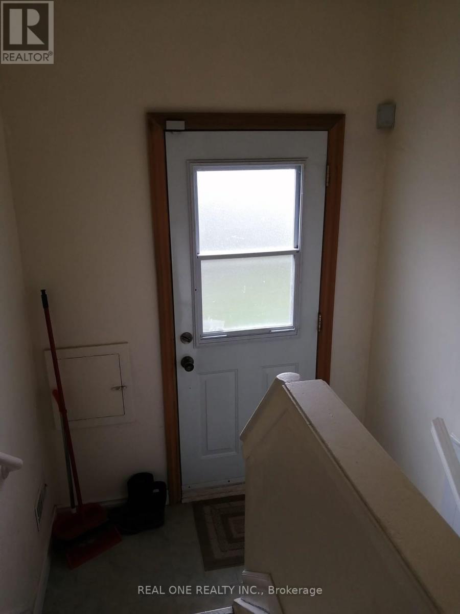 Lower - 3 Glentworth Road, Toronto, Ontario  M2J 2E4 - Photo 4 - C12747048