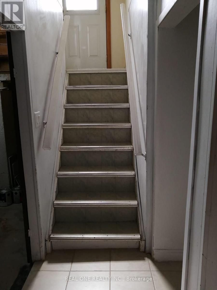 Lower - 3 Glentworth Road, Toronto, Ontario  M2J 2E4 - Photo 5 - C12747048