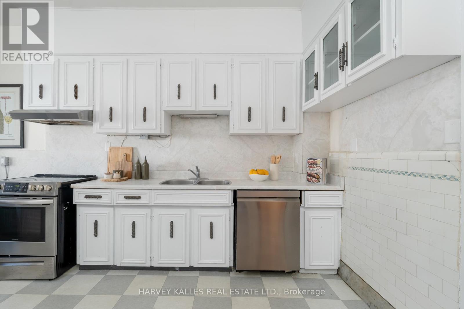 154 Gore Vale Avenue, Toronto, Ontario  M6J 2R6 - Photo 19 - C12747060