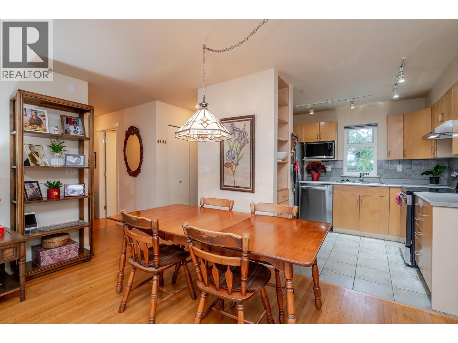 Listing Picture 13 of 38 : 304 4272 ALBERT STREET, Burnaby / 本拿比 - 魯藝地產 Yvonne Lu Group - MLS Medallion Club Member