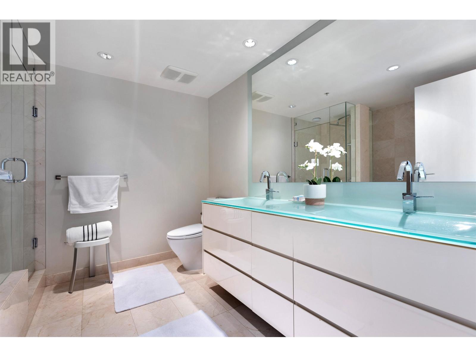 Listing Picture 17 of 27 : 305 8 SMITHE MEWS, Vancouver / 溫哥華 - 魯藝地產 Yvonne Lu Group - MLS Medallion Club Member