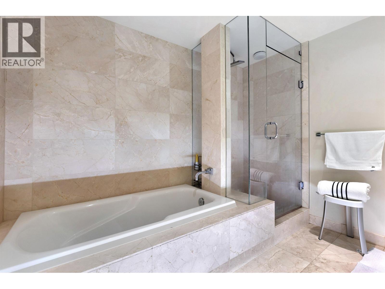 Listing Picture 18 of 27 : 305 8 SMITHE MEWS, Vancouver / 溫哥華 - 魯藝地產 Yvonne Lu Group - MLS Medallion Club Member