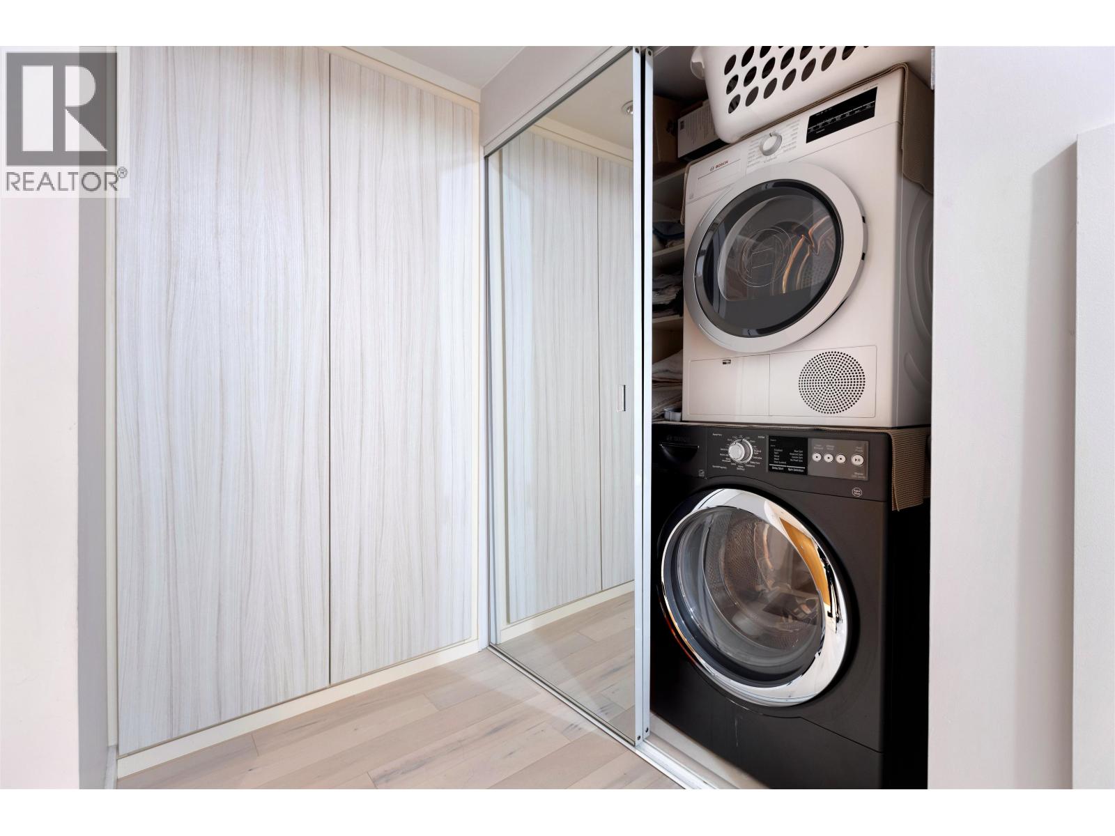 Listing Picture 20 of 27 : 305 8 SMITHE MEWS, Vancouver / 溫哥華 - 魯藝地產 Yvonne Lu Group - MLS Medallion Club Member