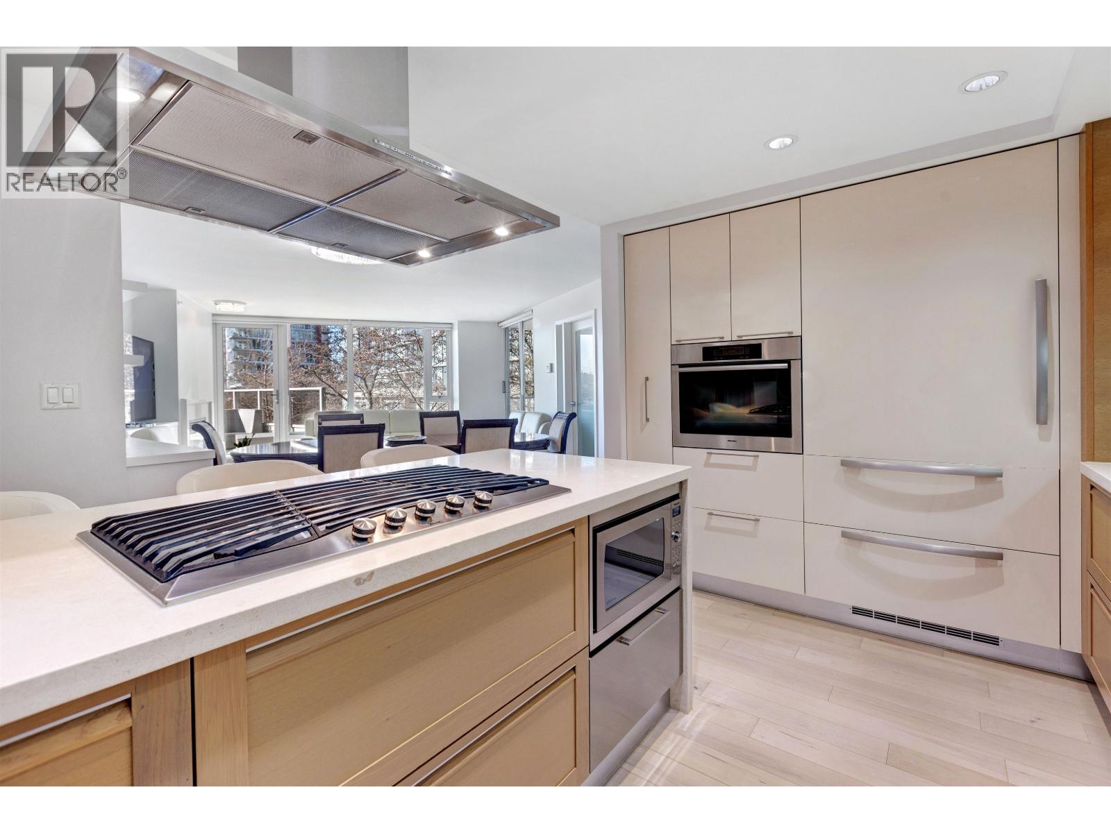 Listing Picture 9 of 27 : 305 8 SMITHE MEWS, Vancouver / 溫哥華 - 魯藝地產 Yvonne Lu Group - MLS Medallion Club Member