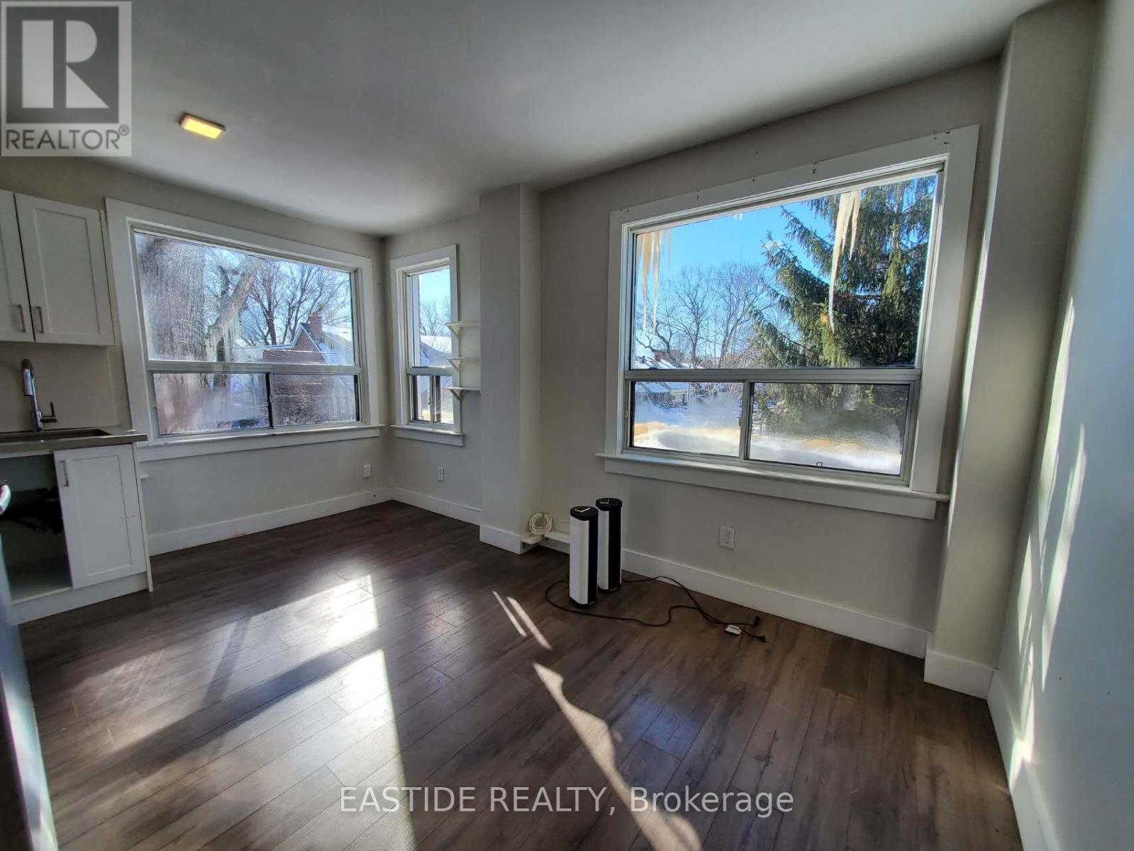 Upper - 212 Monarch Park Avenue, Toronto, Ontario  M4J 4S1 - Photo 3 - E12747148