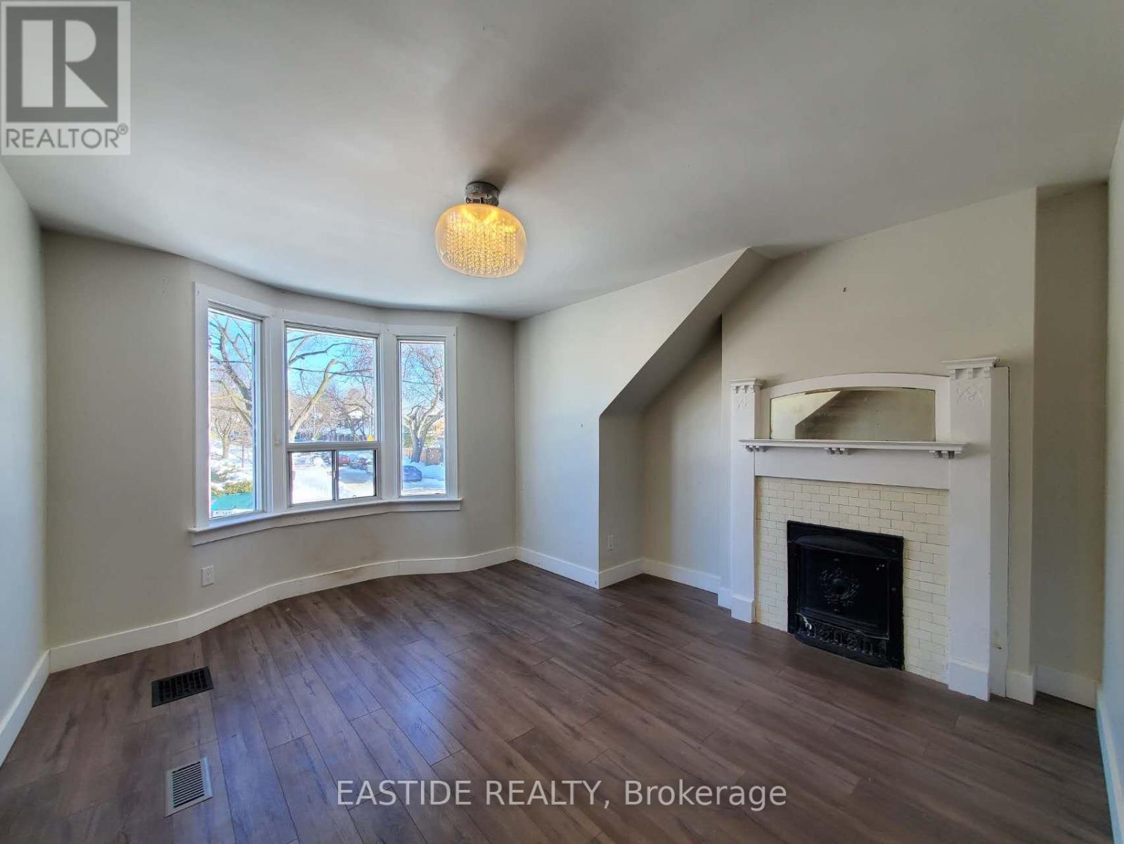 Upper - 212 Monarch Park Avenue, Toronto, Ontario  M4J 4S1 - Photo 5 - E12747148