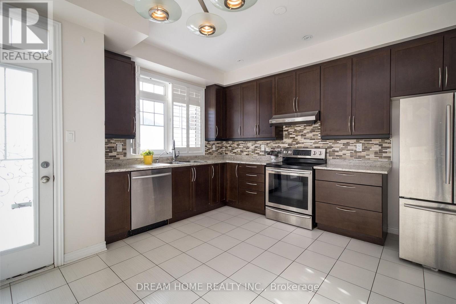 31 Dundas Way, Markham, Ontario  L6E 0R7 - Photo 2 - N12747130