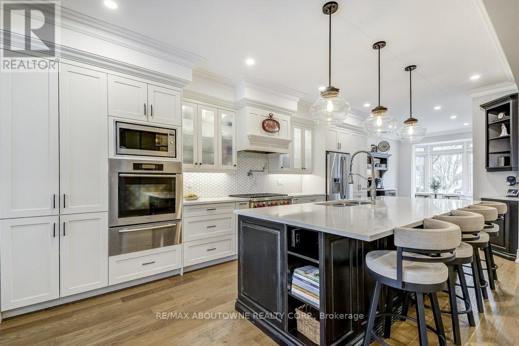 21 Chisholm Street, Oakville, Ontario  L6K 3W2 - Photo 3 - W12747126