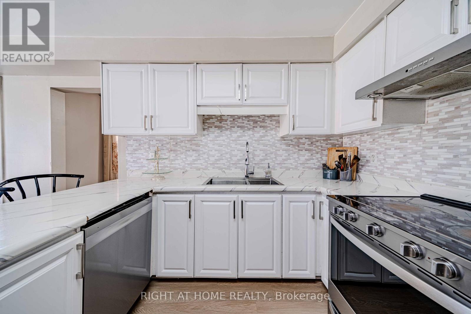 10 Lawson Court, Richmond Hill, Ontario  L4C 8L6 - Photo 19 - N12747170