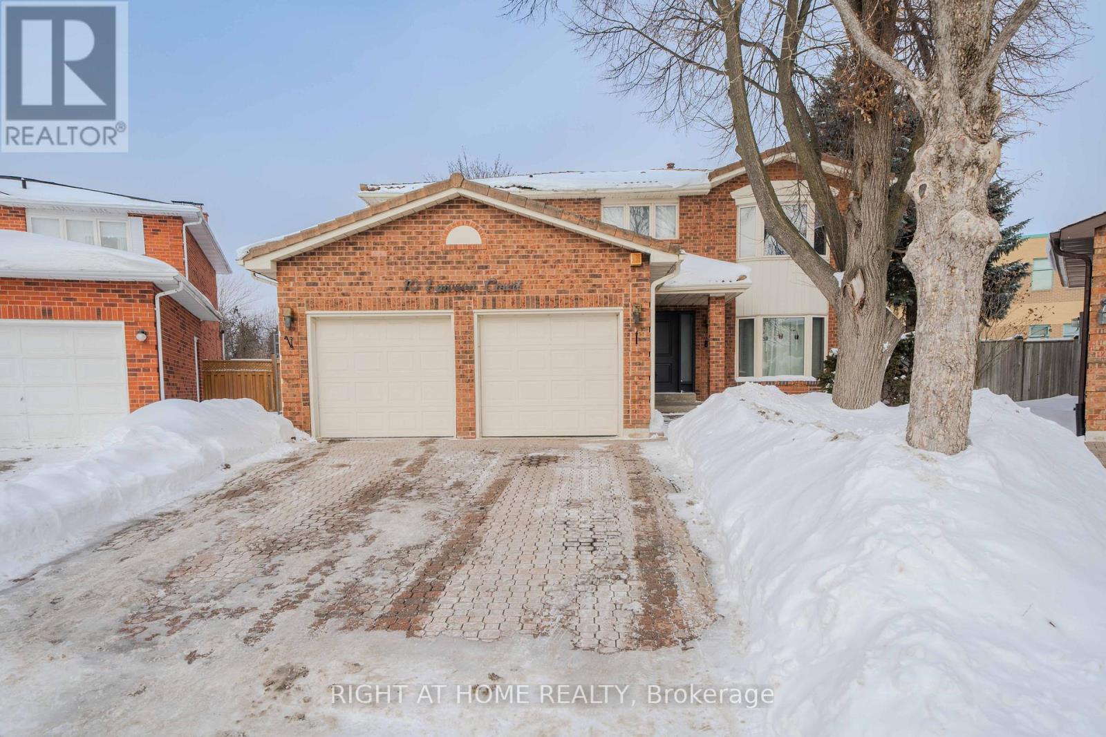 10 Lawson Court, Richmond Hill, Ontario  L4C 8L6 - Photo 2 - N12747170