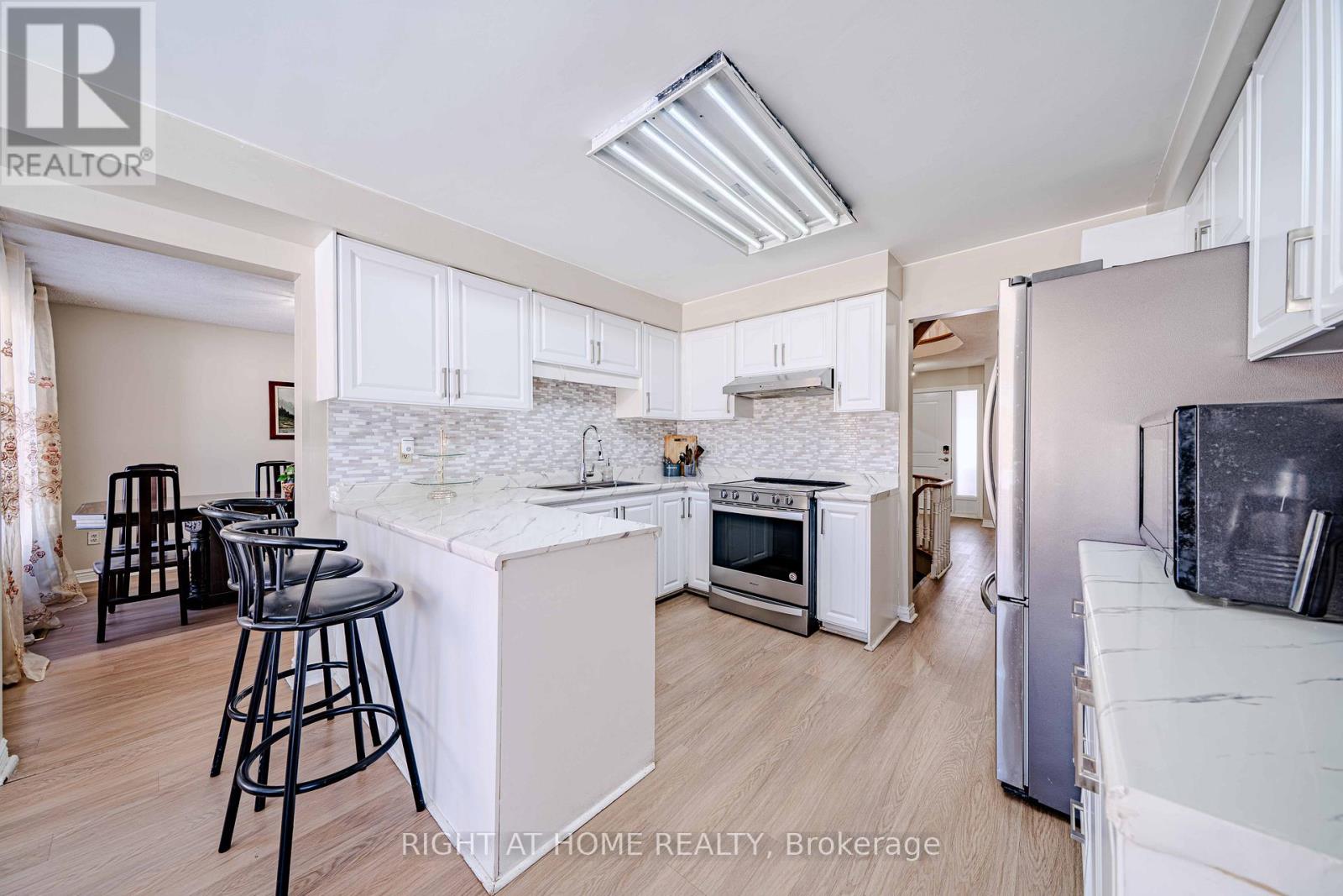 10 Lawson Court, Richmond Hill, Ontario  L4C 8L6 - Photo 20 - N12747170