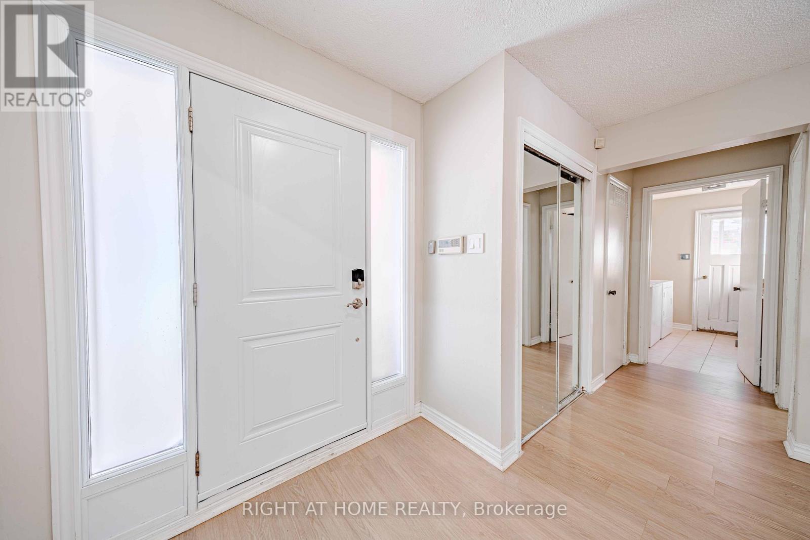 10 Lawson Court, Richmond Hill, Ontario  L4C 8L6 - Photo 3 - N12747170