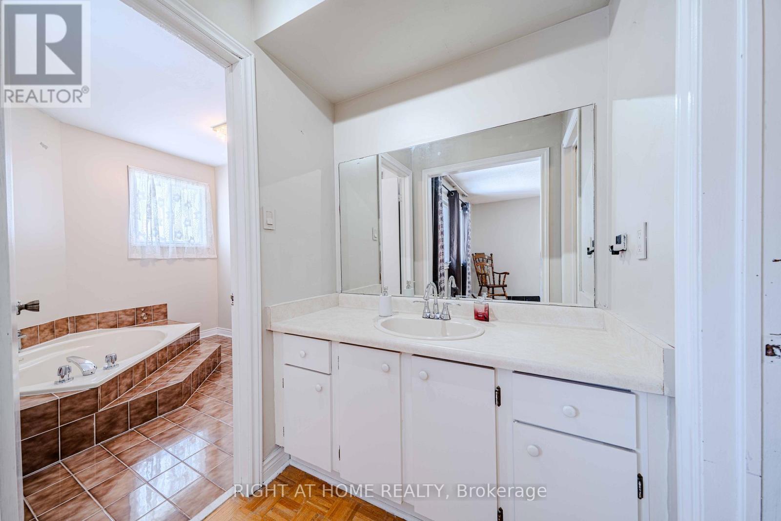 10 Lawson Court, Richmond Hill, Ontario  L4C 8L6 - Photo 31 - N12747170