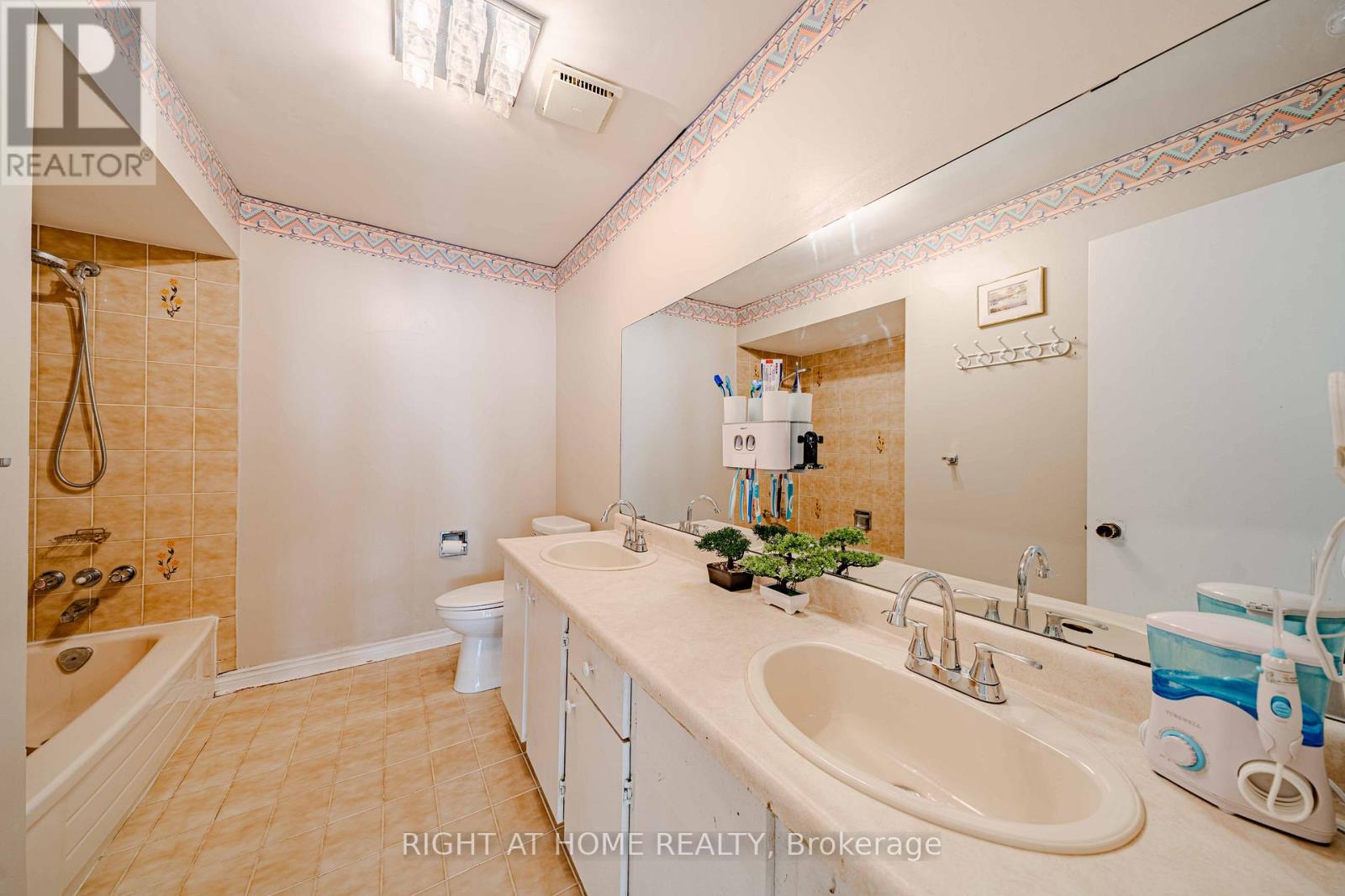 10 Lawson Court, Richmond Hill, Ontario  L4C 8L6 - Photo 39 - N12747170