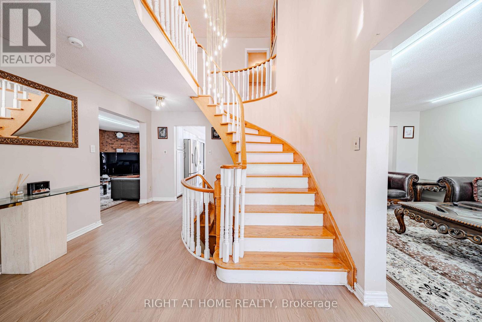 10 Lawson Court, Richmond Hill, Ontario  L4C 8L6 - Photo 4 - N12747170