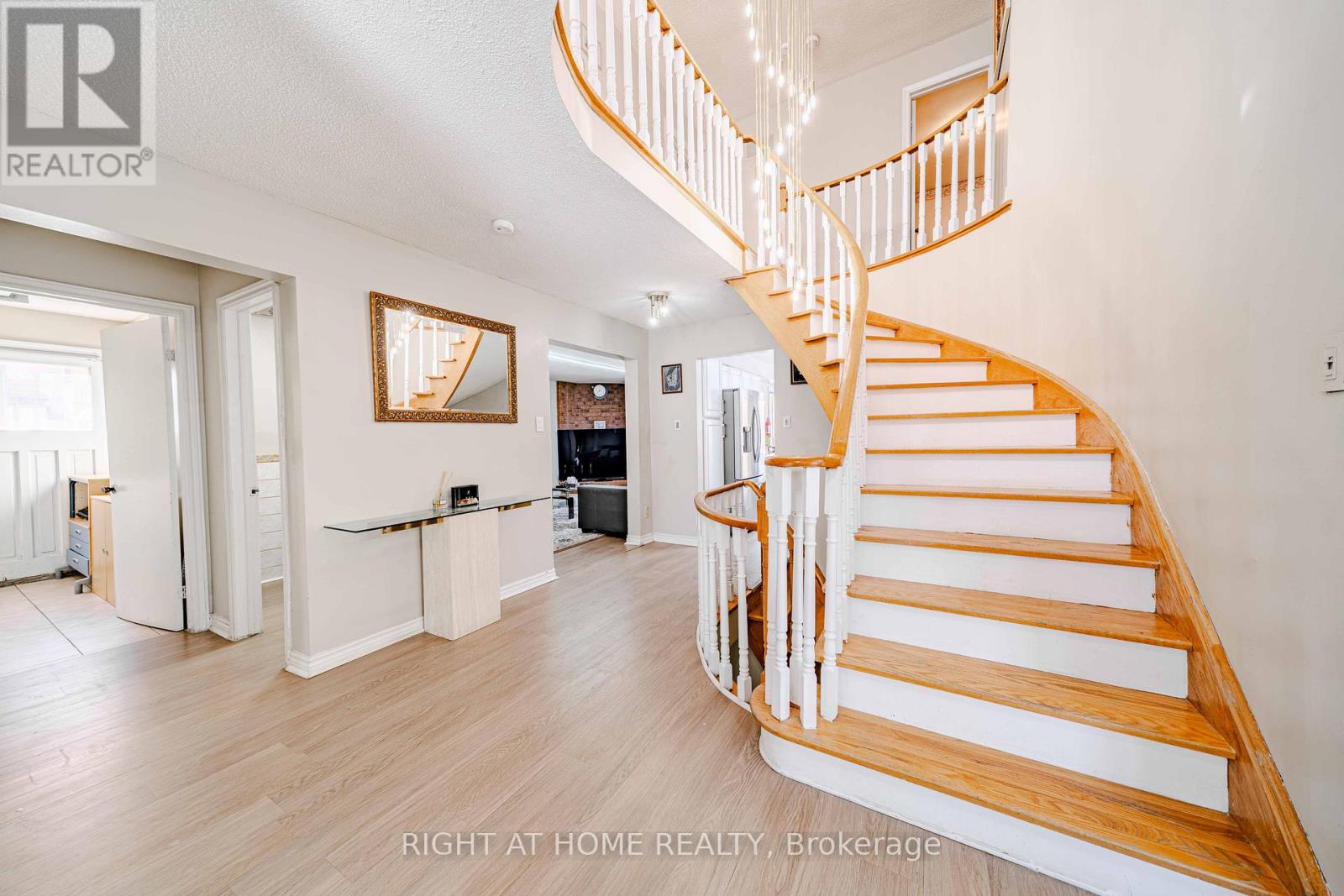 10 Lawson Court, Richmond Hill, Ontario  L4C 8L6 - Photo 5 - N12747170