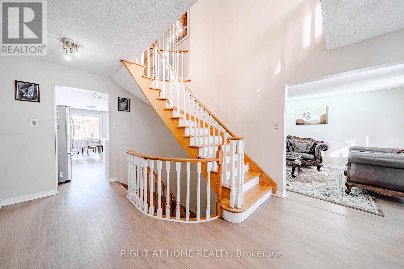 10 Lawson Court, Richmond Hill, Ontario  L4C 8L6 - Photo 6 - N12747170