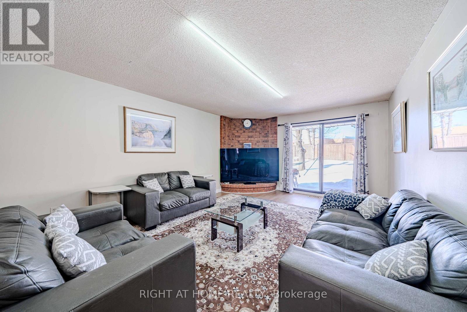 10 Lawson Court, Richmond Hill, Ontario  L4C 8L6 - Photo 8 - N12747170
