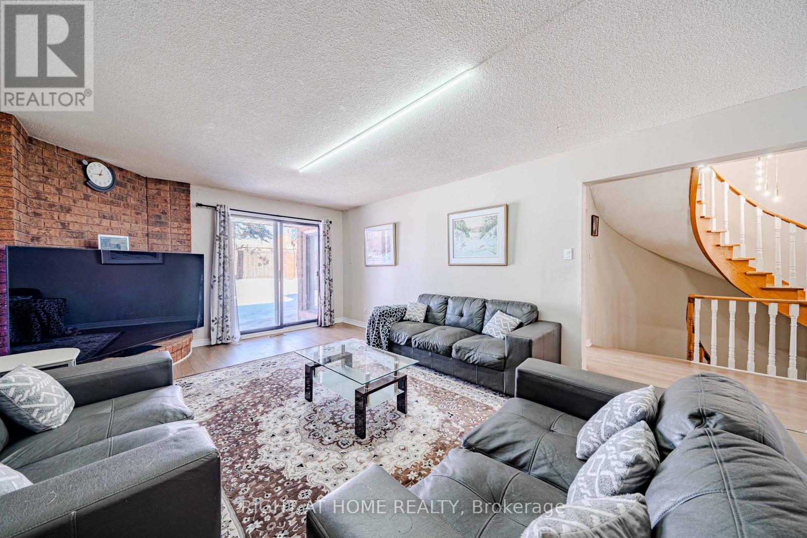 10 Lawson Court, Richmond Hill, Ontario  L4C 8L6 - Photo 9 - N12747170