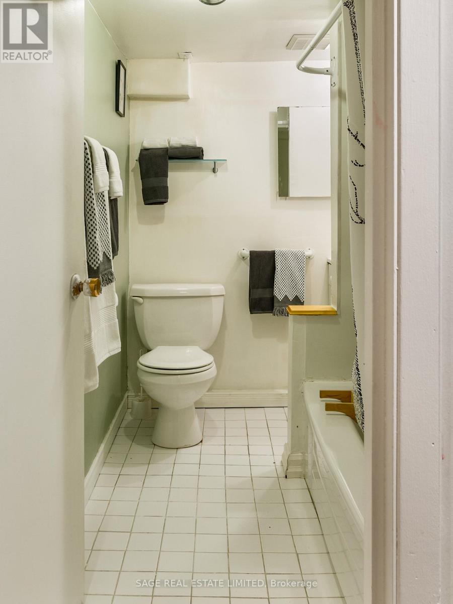 124 Alton Avenue, Toronto, Ontario  M4L 2M2 - Photo 44 - E12747164