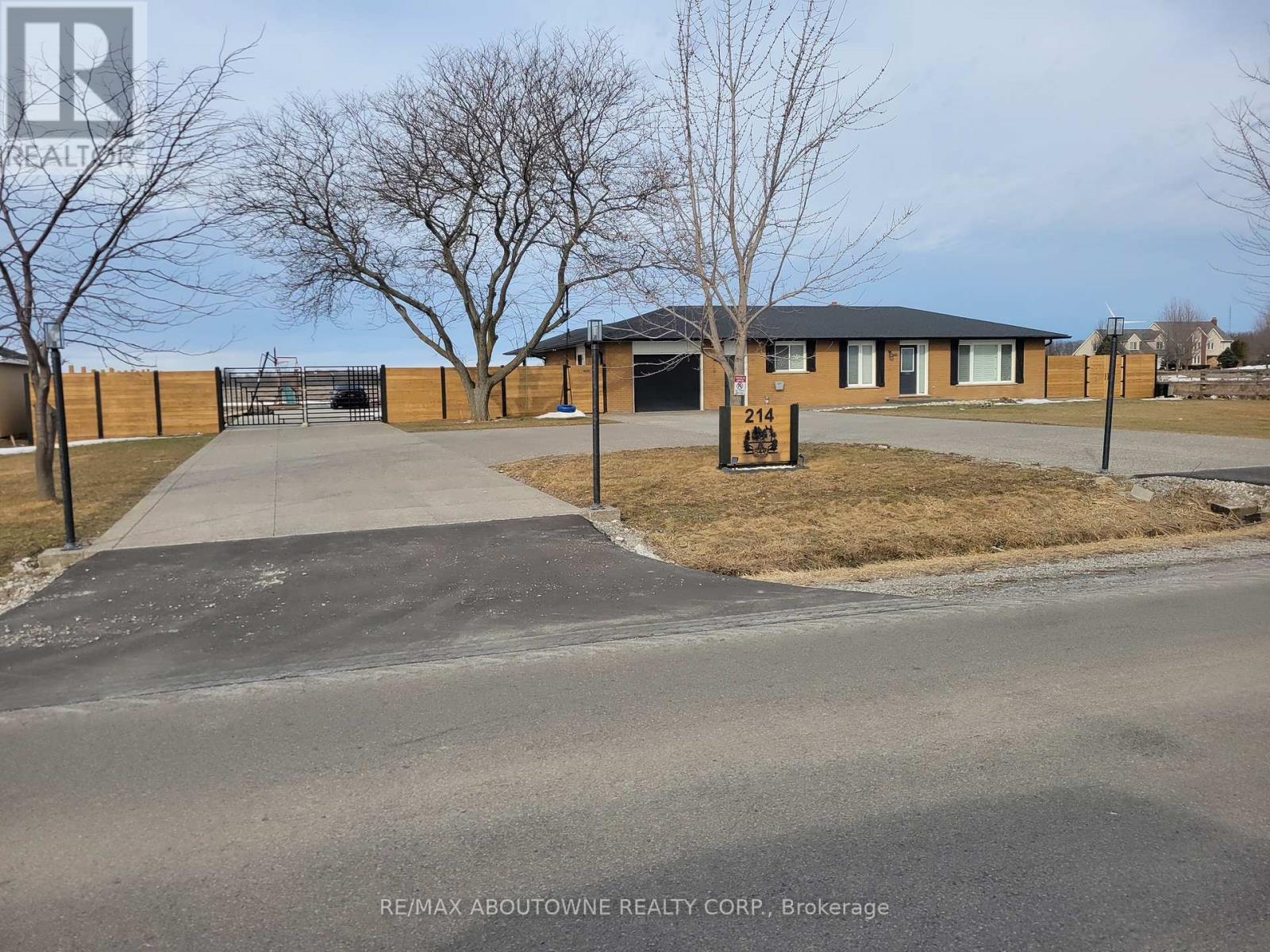 214 BINBROOK ROAD, Hamilton, Ontario