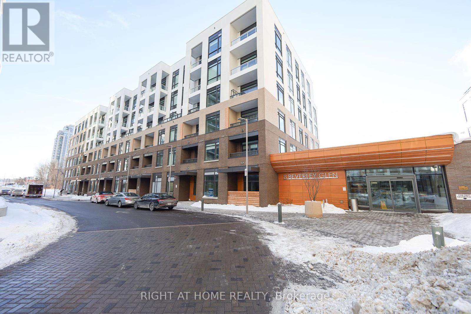 D433 - 8 BEVERLEY GLEN BOULEVARD, Vaughan, Ontario