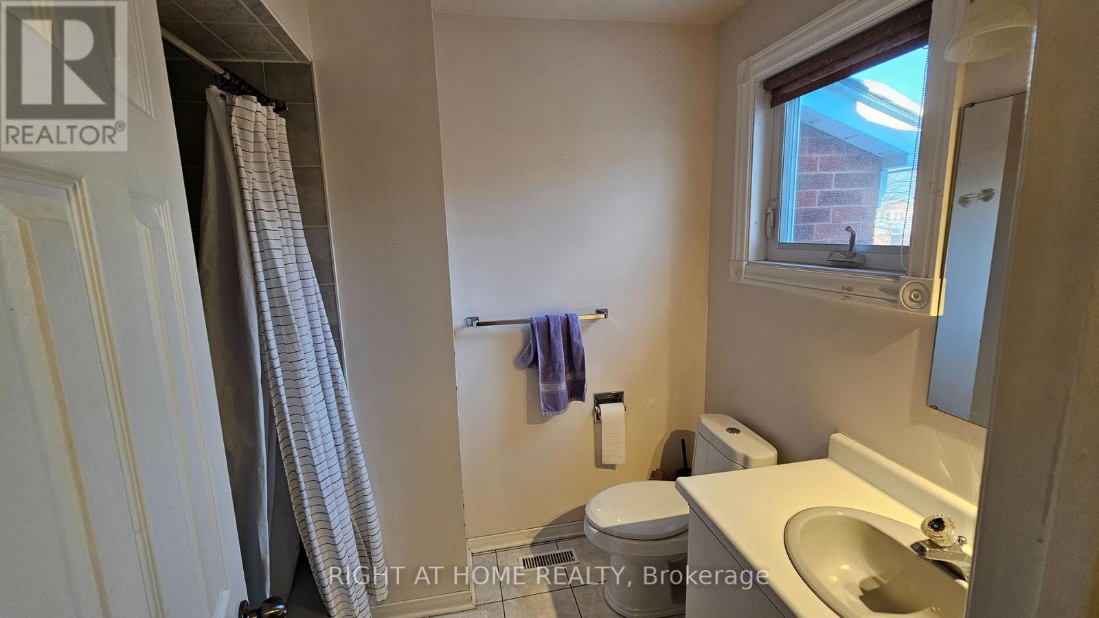 121 Badessa Circle, Vaughan (Brownridge), Ontario  L4J 6E2 - Photo 13 - N12747244