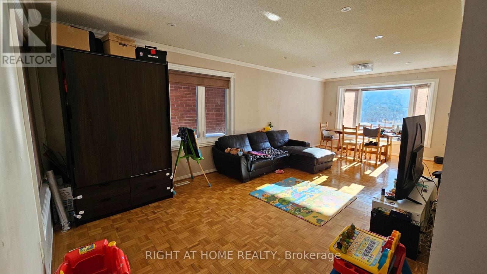 121 Badessa Circle, Vaughan (Brownridge), Ontario  L4J 6E2 - Photo 3 - N12747244