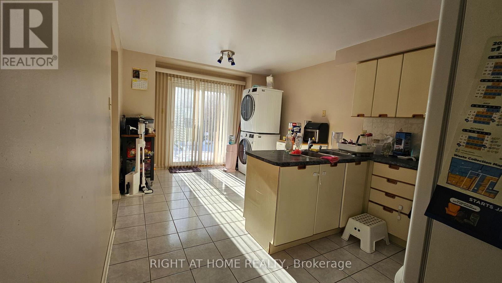 121 Badessa Circle, Vaughan (Brownridge), Ontario  L4J 6E2 - Photo 4 - N12747244