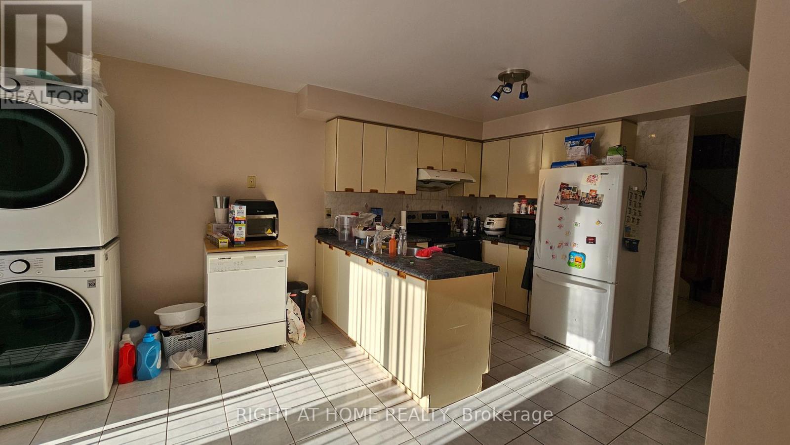 121 Badessa Circle, Vaughan (Brownridge), Ontario  L4J 6E2 - Photo 5 - N12747244