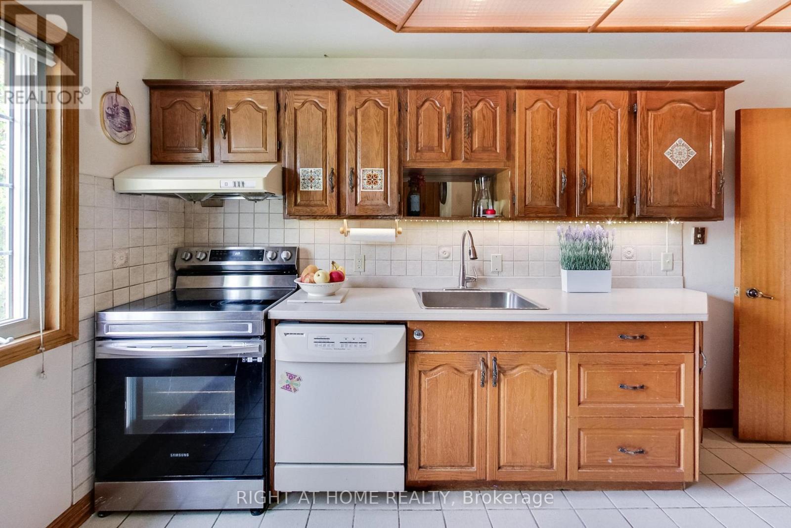 8 Suraty Avenue, Toronto, Ontario  M1P 4E1 - Photo 19 - E12747314