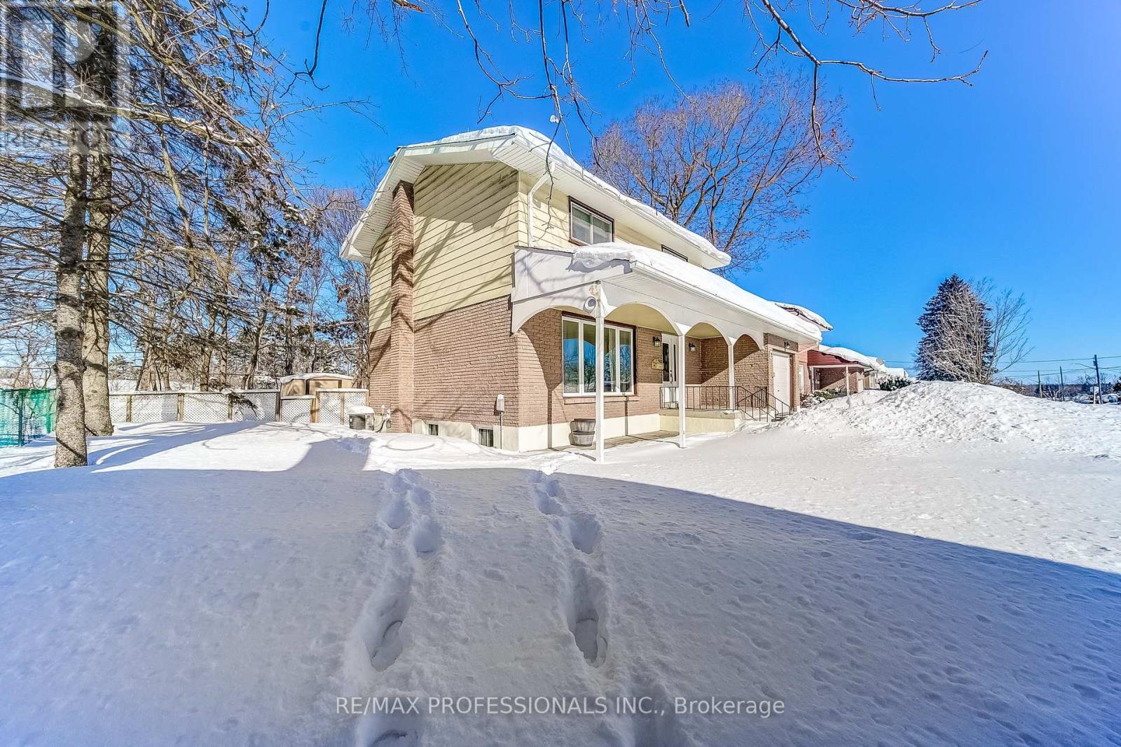 2 Agnes Street, Barrie (Wellington), Ontario  L4M 2S2 - Photo 4 - S12747296