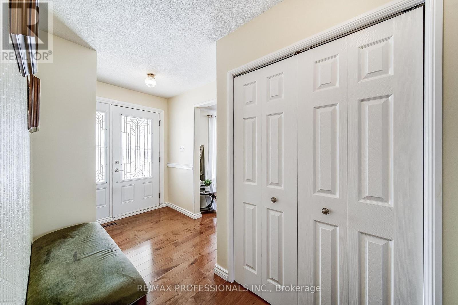 2 Agnes Street, Barrie (Wellington), Ontario  L4M 2S2 - Photo 5 - S12747296