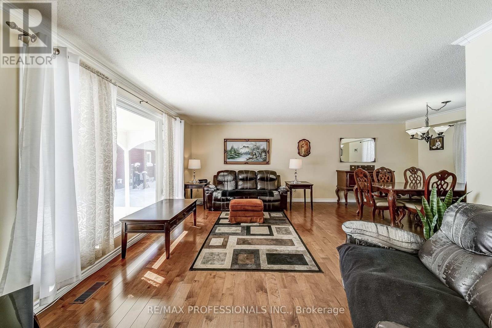 2 Agnes Street, Barrie (Wellington), Ontario  L4M 2S2 - Photo 7 - S12747296