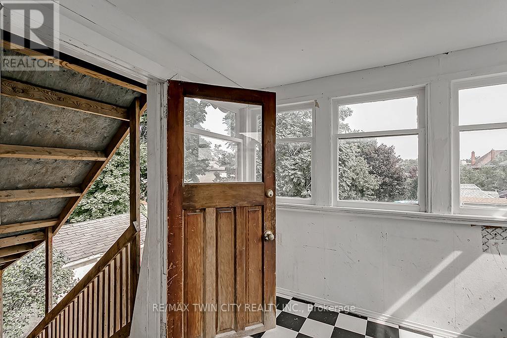 Upper - 153 Drummond Street, Brantford, Ontario  N3S 6A4 - Photo 3 - X12747298