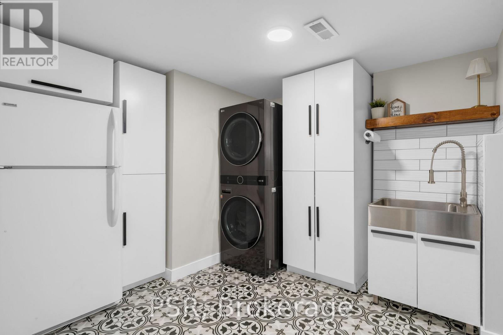 4 Centennial Avenue, Springwater (Elmvale), Ontario  L0L 1P0 - Photo 34 - S12747410