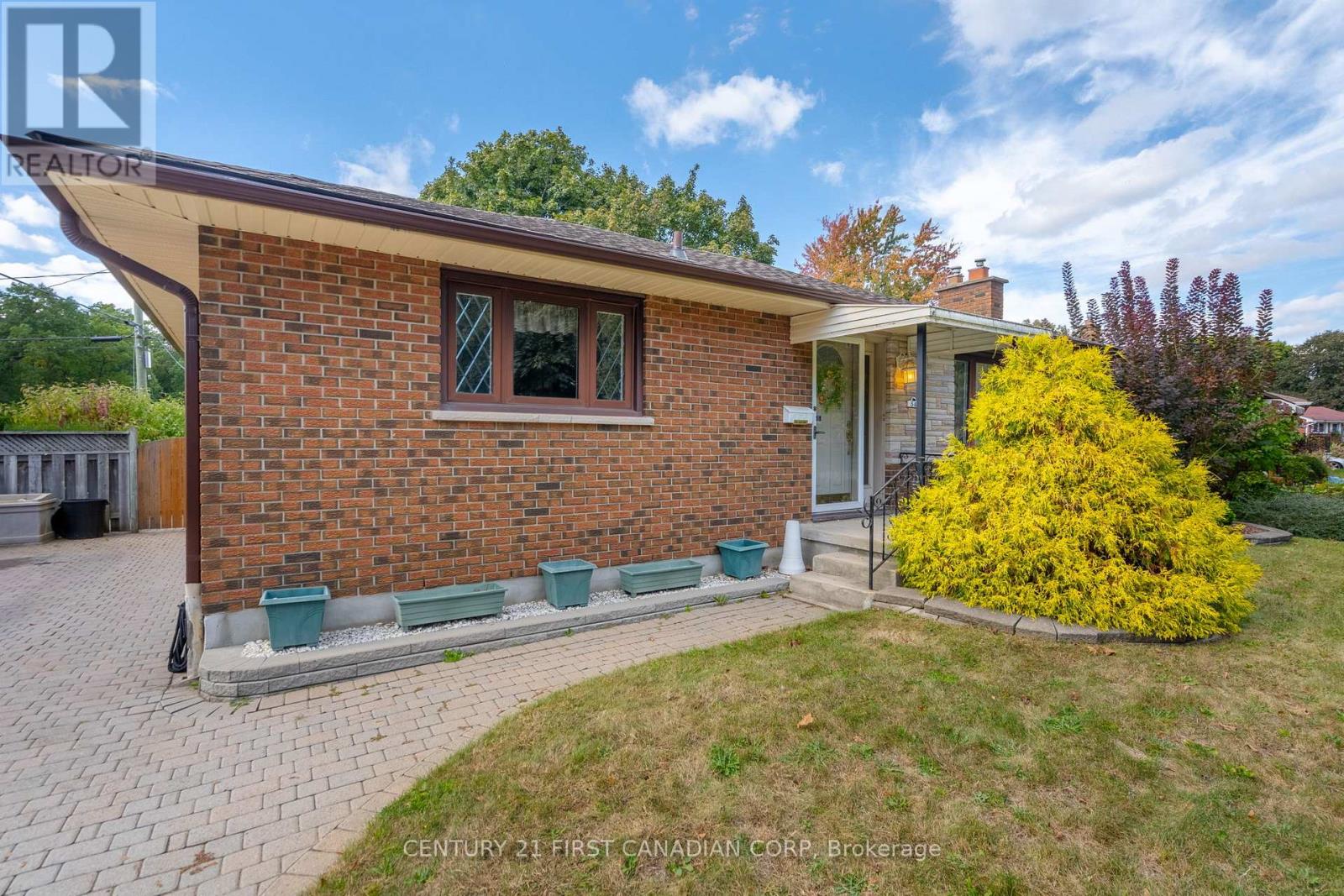 54 Algonquin Crescent, London East, Ontario  N5W 1N4 - Photo 5 - X12747380
