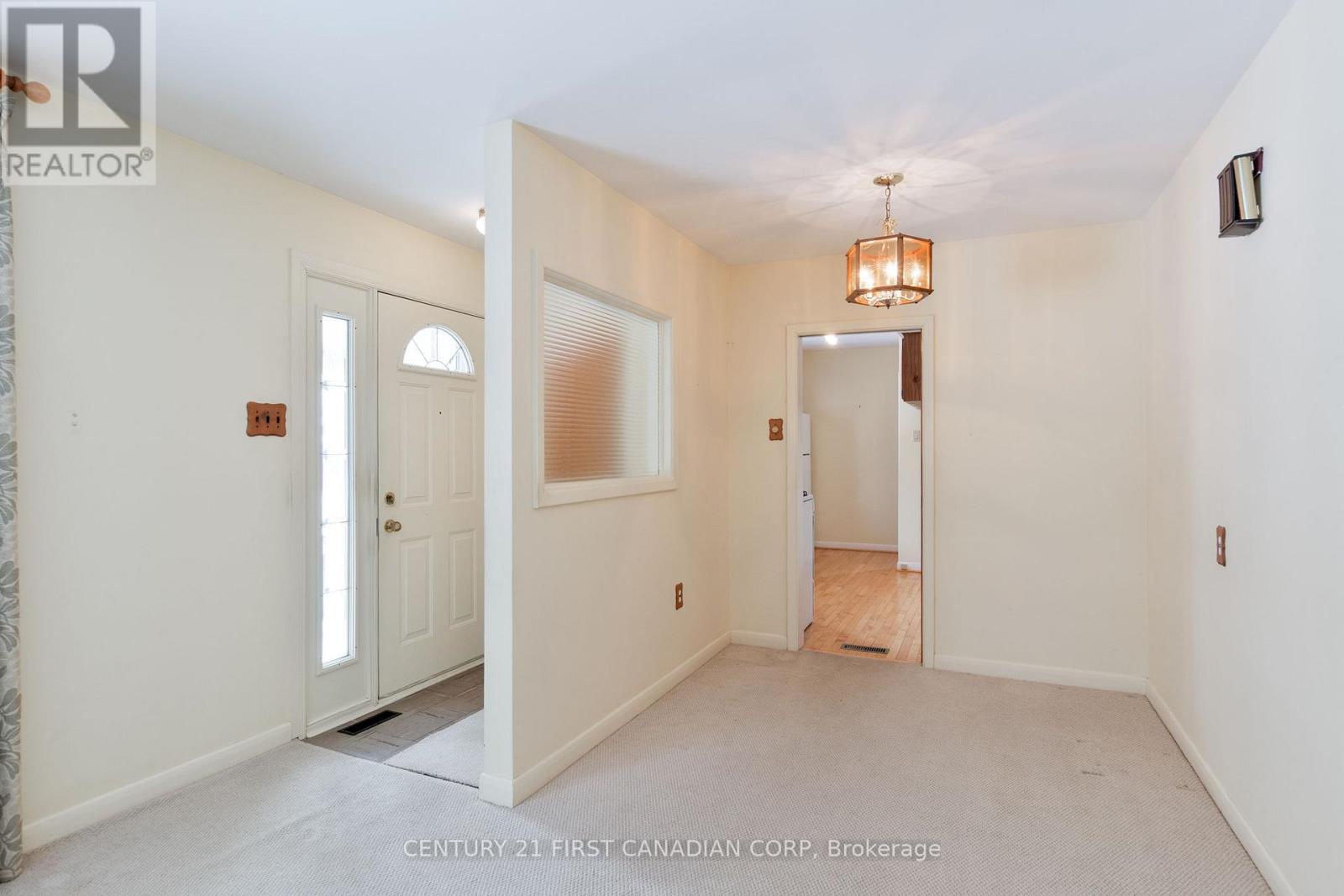 54 Algonquin Crescent, London East, Ontario  N5W 1N4 - Photo 9 - X12747380