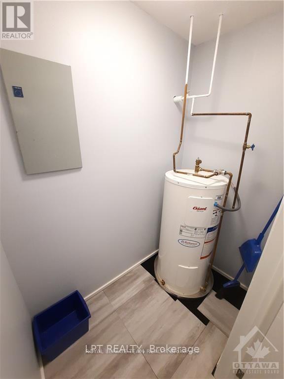 213 316 Lorry Greenberg Drive, Ottawa, Ontario  K1T 2P4 - Photo 9 - X12594796