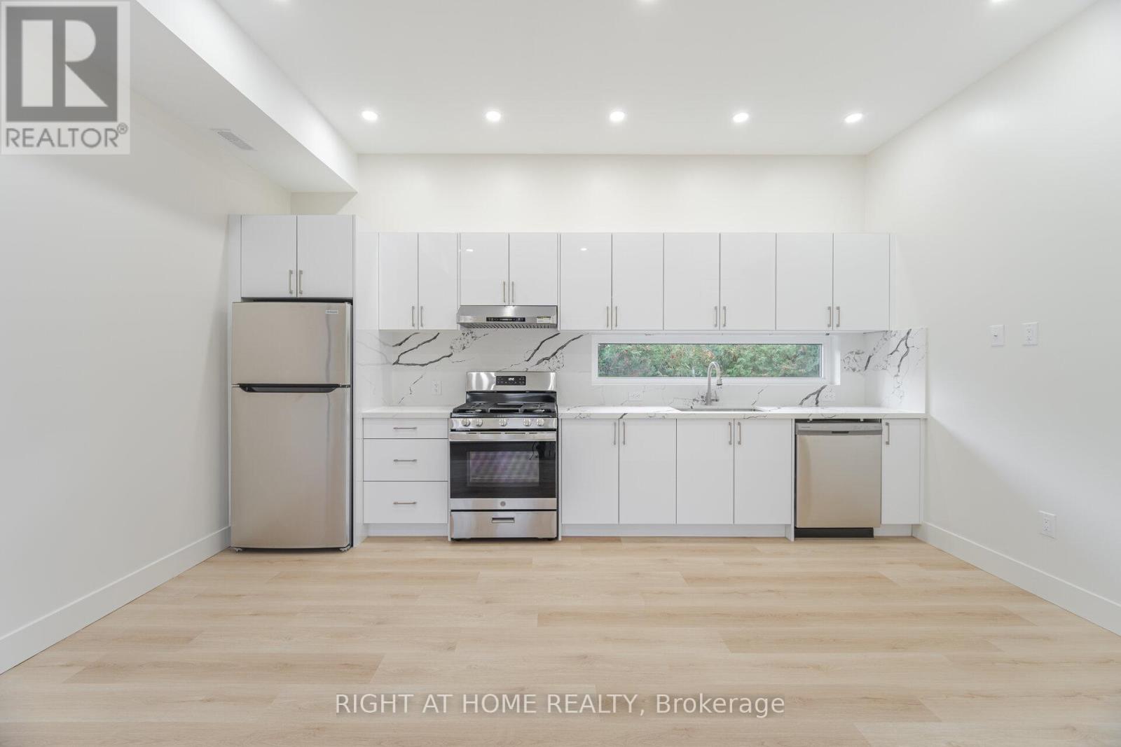 25 Templar Drive, Toronto, Ontario  M9R 3C6 - Photo 7 - W12747374